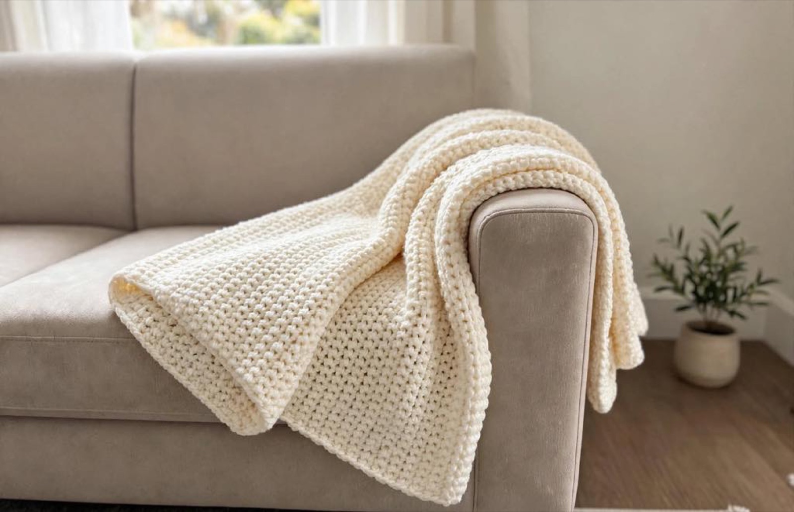 Coperta all'uncinetto sul divano